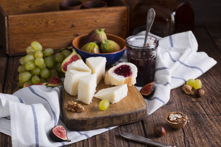 Más allá del vino y el pan: los mejores acompañamientos para quesos artesanos
